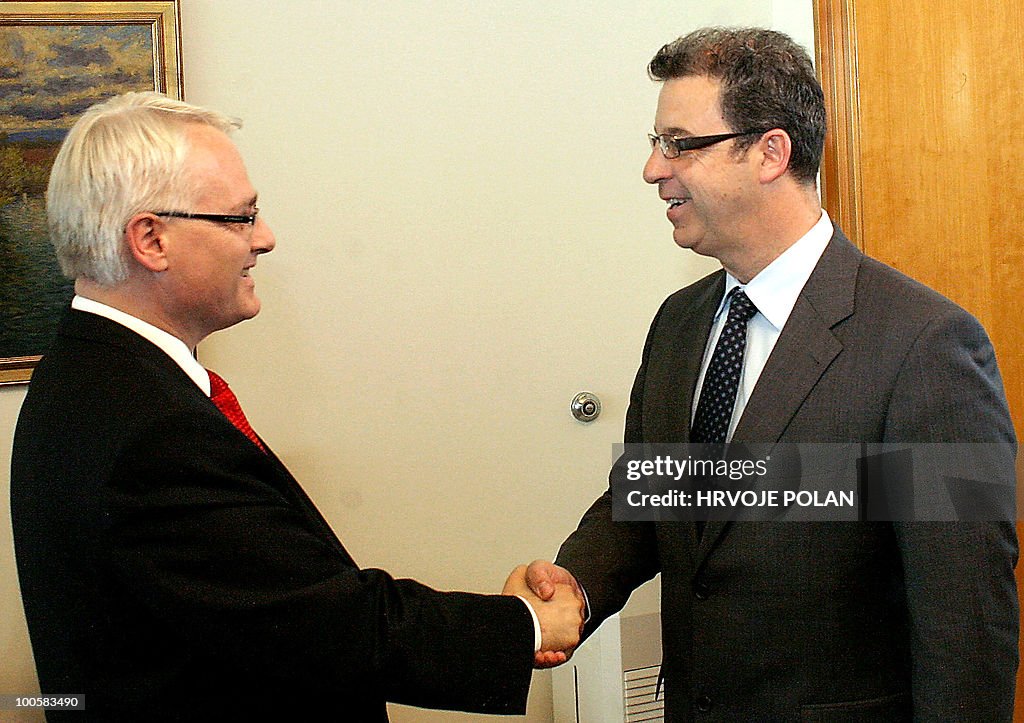 Croatian president Ivo Josipovic (L) sha
