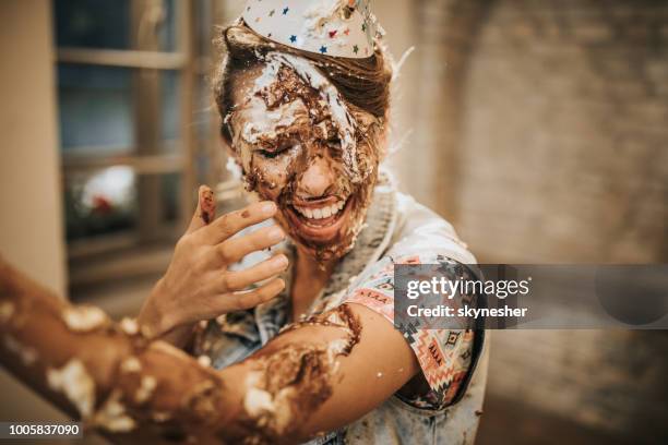 stets gut gelaunte frau feiern ihren geburtstag mit kuchen über das ganze gesicht. - all age party stock-fotos und bilder