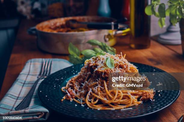 eten zelfgemaakte spaghetti bolognese - bolognesesaus stockfoto's en -beelden