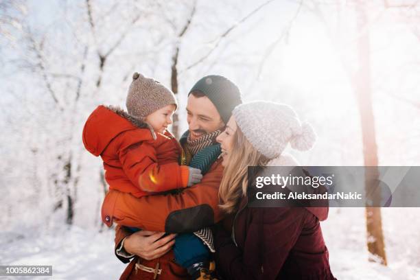 winter familien portrait - couple having fun stock-fotos und bilder