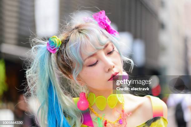 portrait of eccentric young woman - cabelo pintado imagens e fotografias de stock