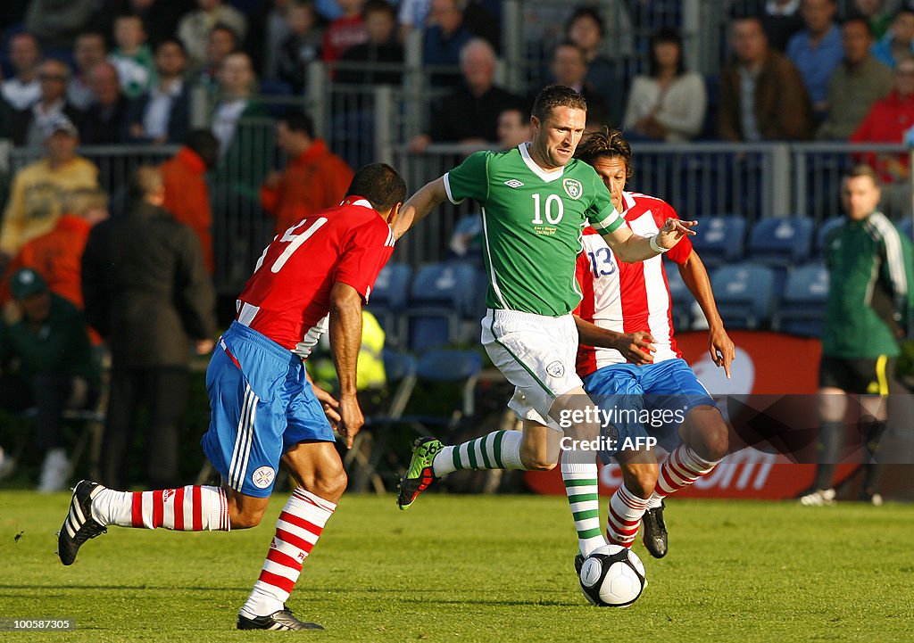 Ireland's Robbie Kean (C) vies for the b