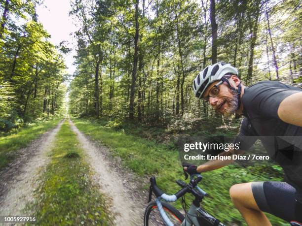 one handed cycling through loire valley - paysage france foret photos et images de collection