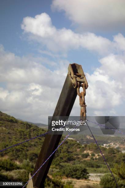 europe, greece, 2018: view of mobile crane mobile hydraulic crane with lifting hook - mobile crane - fotografias e filmes do acervo