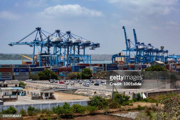 hafen mombasa in kenia mit kränen - mombasa port container stock-fotos und bilder