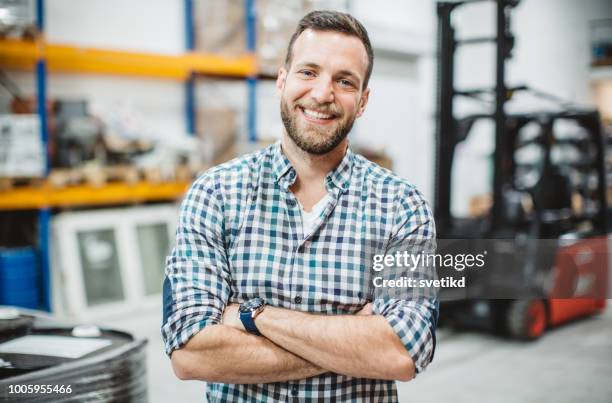 de trabajo en el almacén - camisa a cuadros fotografías e imágenes de stock
