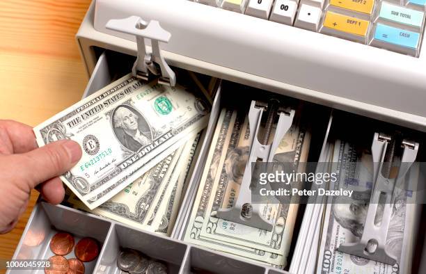 sales assistant removing dollars from cash register - 收銀機 個照片及圖片檔