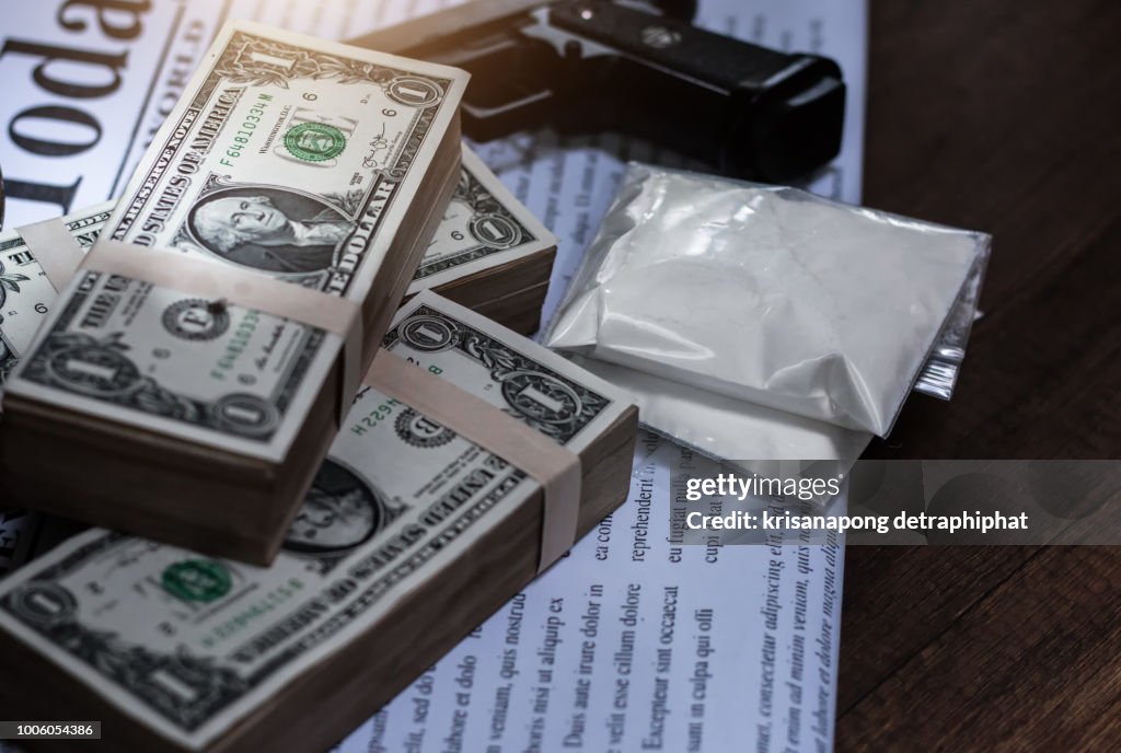 Drug trafficker,Drug addict buying narcotics and paying,heroin
