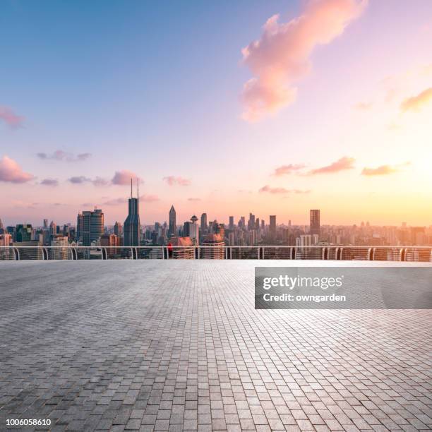 屋上駐車場 - skyscraper roof ストックフォトと画像