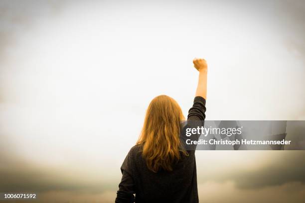 revolution fist raised - activists protests outside of trump tower in chicago stockfoto's en -beelden