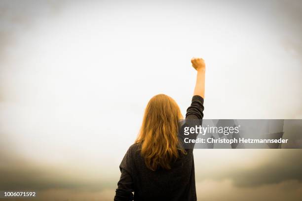 revolution fist raised - free sign imagens e fotografias de stock