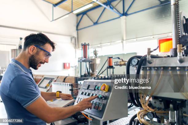 arbeiter in der fabrik - glass factory stock-fotos und bilder