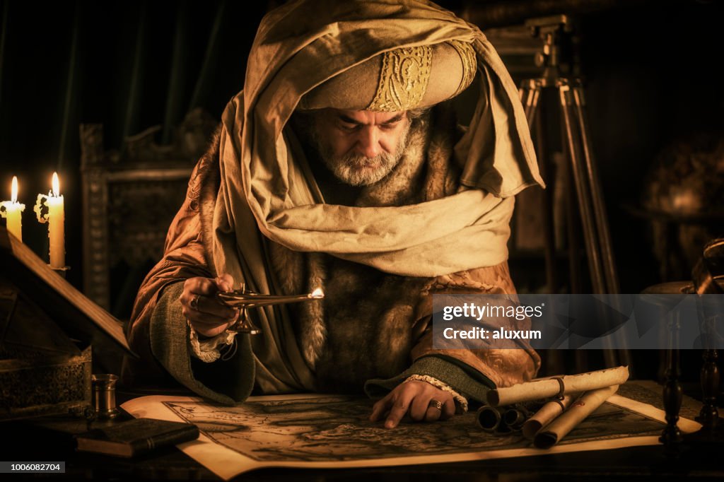 学者の古い地図を見て