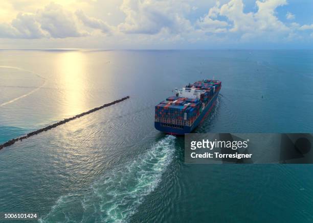 vrachtschepen verlaten poort - cargo ships stockfoto's en -beelden