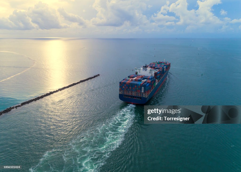 Cargo fartyg lämnar hamn