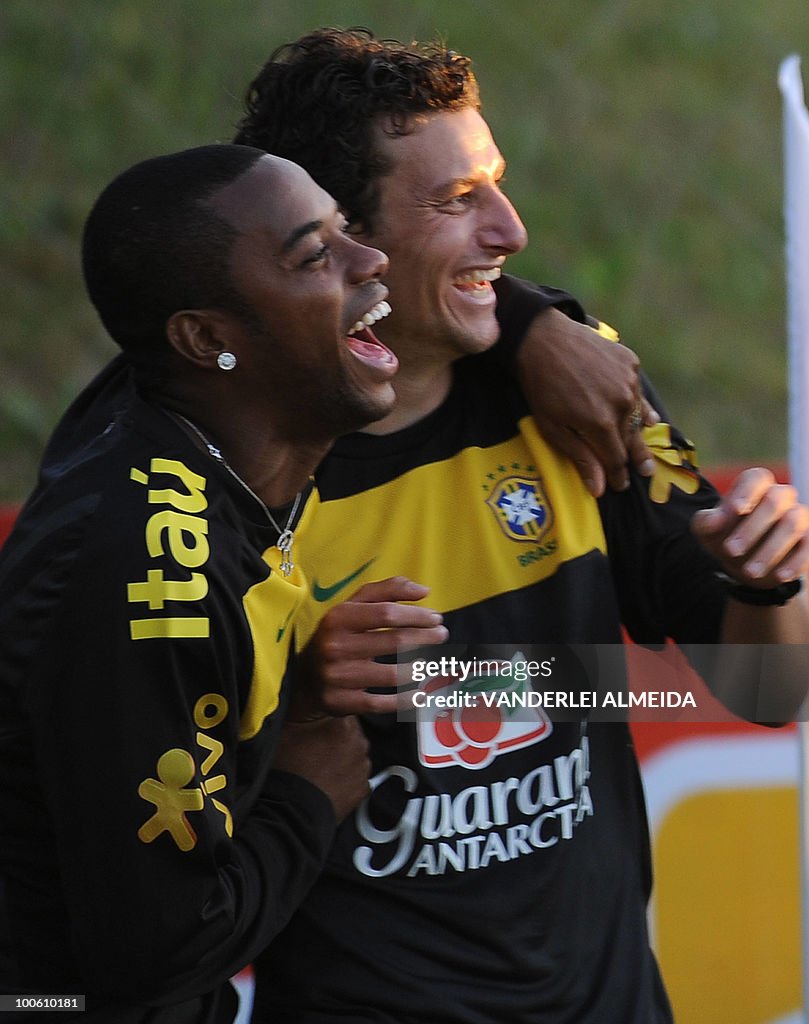 Brazilian players Robinho and Elano joke