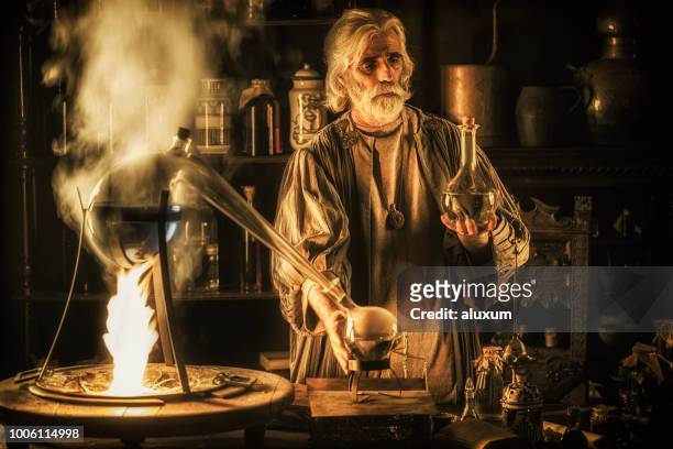 el alquimista - alchemy fotografías e imágenes de stock