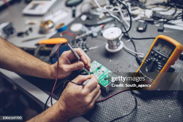 reparatör kontroll av spänning med digital multimeter - computer part bildbanksfoton och bilder