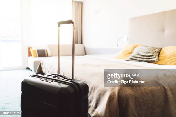 bellissima camera d'albergo moderna - bagagli foto e immagini stock