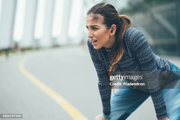 uitgeput sportvrouw - runner tired stockfoto's en -beelden