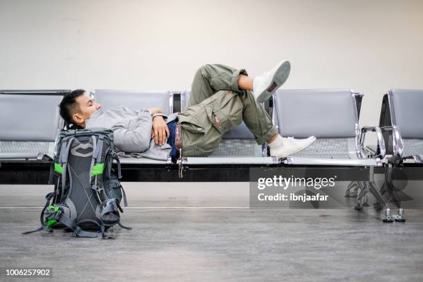 zakenman te wachten en het gebruik van de telefoon op luchthaven - airport outside stockfoto's en -beelden