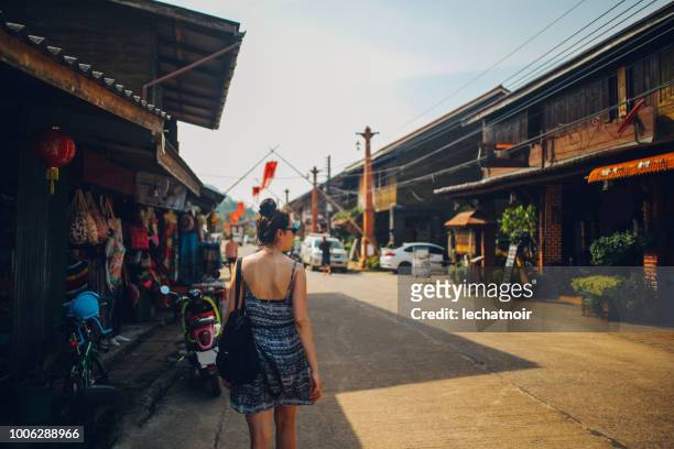 jonge vrouw lopen in de oude stad van het eiland koh lanta, thailand - tourist market stockfoto's en -beelden