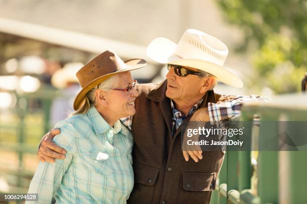 senior cowboy rancher paar - country western outside stockfoto's en -beelden