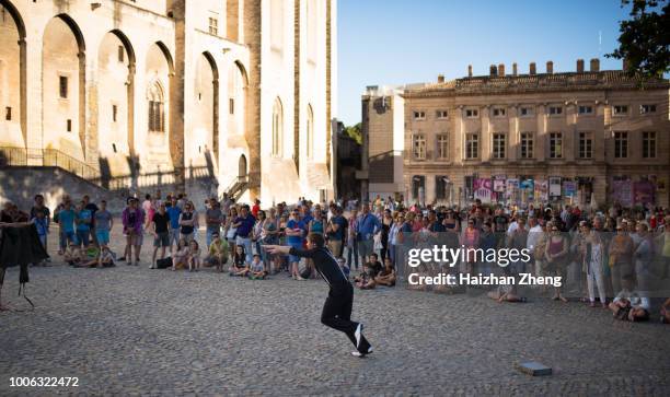 avignon, palais des papes, vorne platz, menschen beobachten arstists zeigen. - avignon stock-fotos und bilder