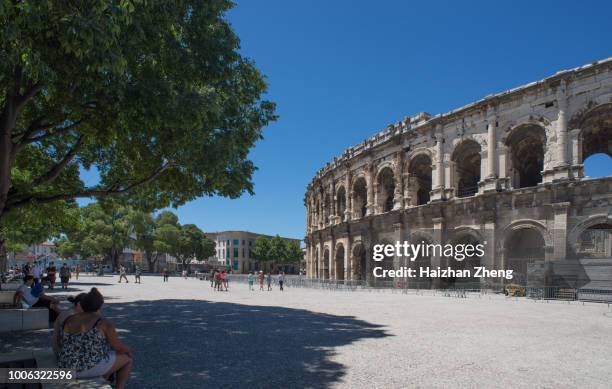 römisches amphitheater in nimes, frankreich - arles stock-fotos und bilder