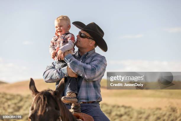 padre e hijo a caballo - rancho fotografías e imágenes de stock