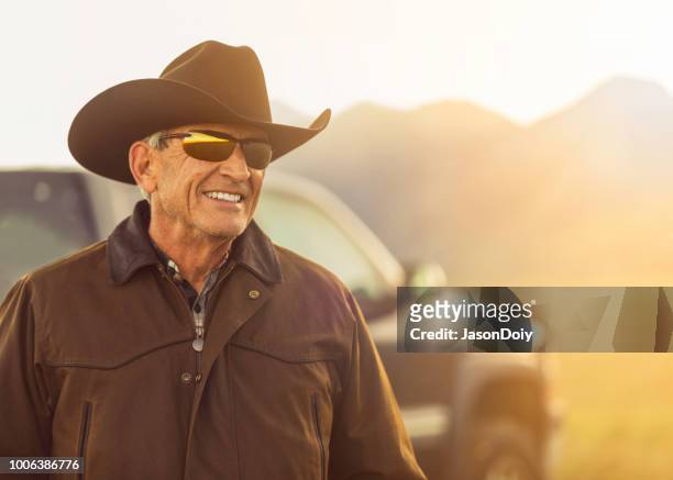 porträt eines modernen cowboys am frühen morgen - modern cowboy stock-fotos und bilder