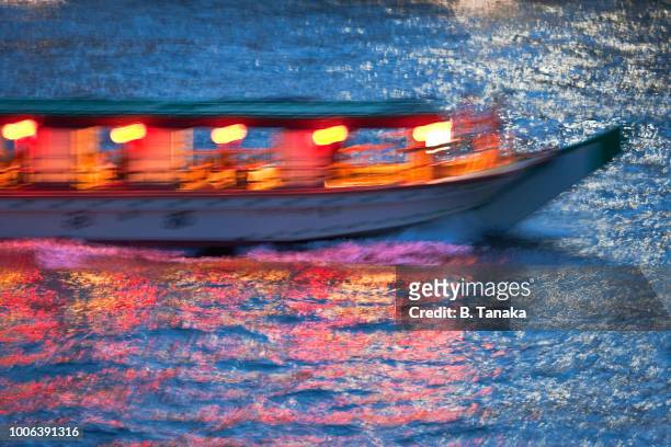 yakatabune houseboat cruising on the sumida river in the downtown fukagawa district of tokyo, japan - sumidafloden bildbanksfoton och bilder