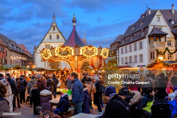 obernai met kerstmis - place du marché (elzas, frankrijk) - obernai stockfoto's en -beelden