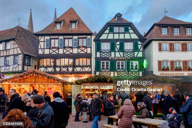 obernai met kerstmis - place du marché (elzas, frankrijk) - obernai stockfoto's en -beelden