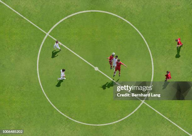 soccer players heading for ball in circle, aerial view - aerial football photos et images de collection