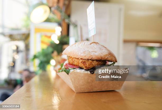 veganistische burger voedsel vrachtwagen - foodtruck stockfoto's en -beelden