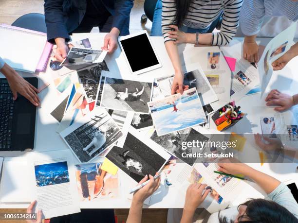 redattori di riviste al lavoro. - redattore iconografico foto e immagini stock