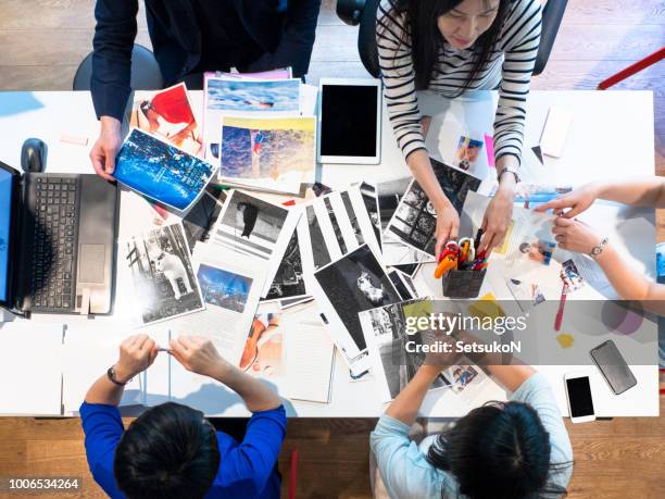 magazine editors in arbeit. - japan photos stock-fotos und bilder