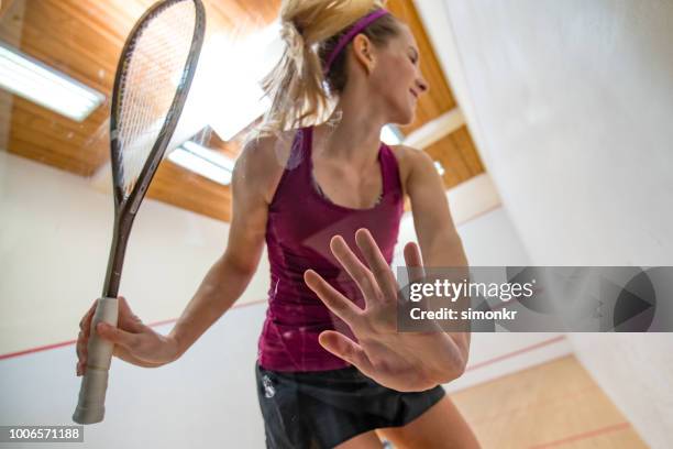 jonge vrouw squash spel - squash racquet stockfoto's en -beelden