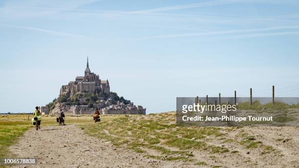 vacation by bicycle to the saint michael's mount, mont saint-michel, bretagne, normandie, france - cornwall england stock-fotos und bilder