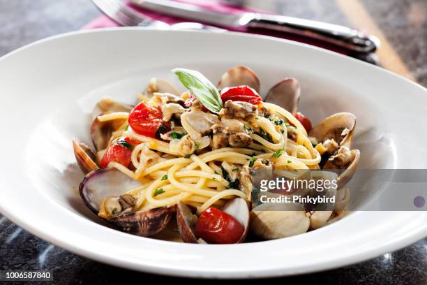 fisch- und nudelgerichte, sizilien, spaghetti - italian food stock-fotos und bilder