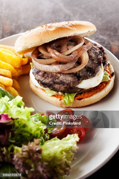 burger mit salat, hamburger, - burger onion stock-fotos und bilder