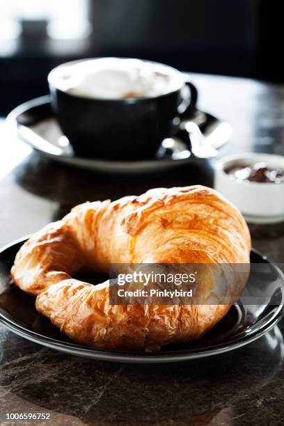 croissant freschicup di caffè e croissant, - brioche foto e immagini stock