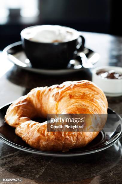 verse croissantcup van koffie en croissants, - croissant stockfoto's en -beelden