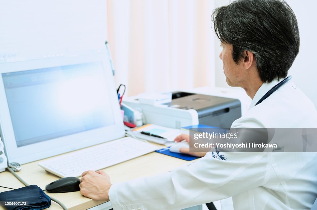 Medical Doctor making diagnosis of the patient in cardiovascular clinic
