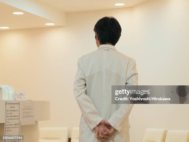 back style of medical doctor in clinic - laborkittel stock-fotos und bilder