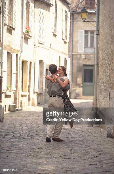 romantic couple in senlis, france - senlis - fotografias e filmes do acervo