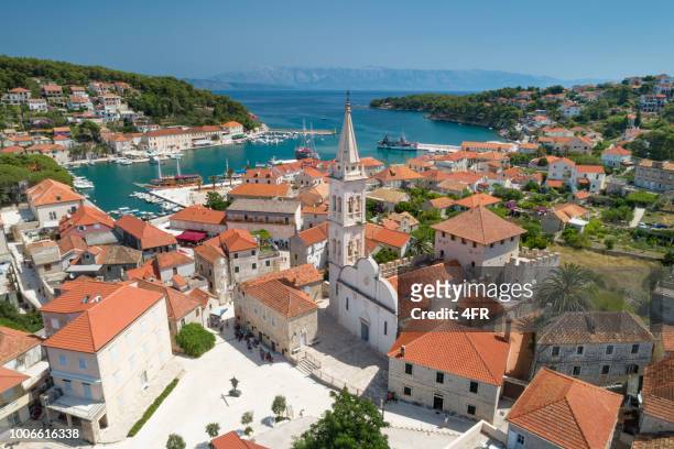 luchtfoto van de mooie stad jesla met de beroemde st. mary is kerk, eiland hvar, kroatië - hvar stockfoto's en -beelden