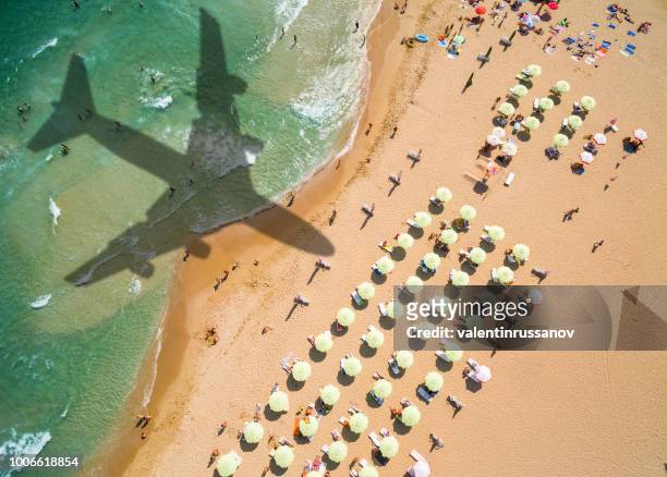 vue aérienne avion ombre et plage avec parasols - bulgaria photos et images de collection