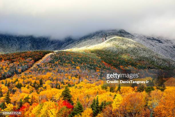 follaje de otoño y la nieve en las laderas del monte washington - montañas apalaches fotografías e imágenes de stock